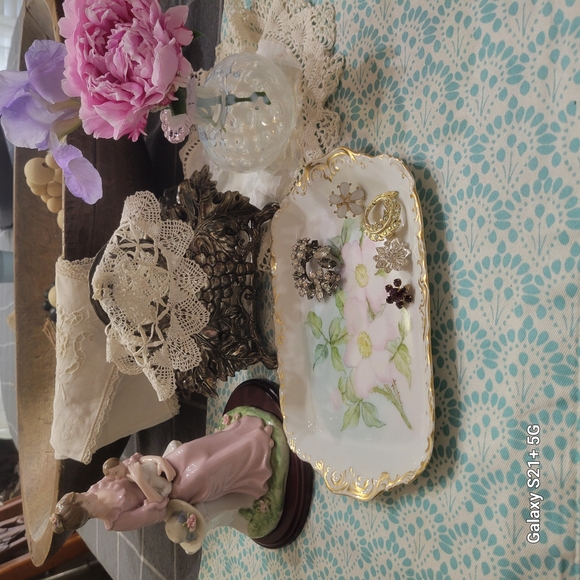 Elegant Glass Vase with Pink Rim - Picture 5 of 7